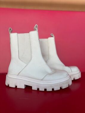 Toms Creamy White Chunky Lug Chelsea Boots - WNS 7.5